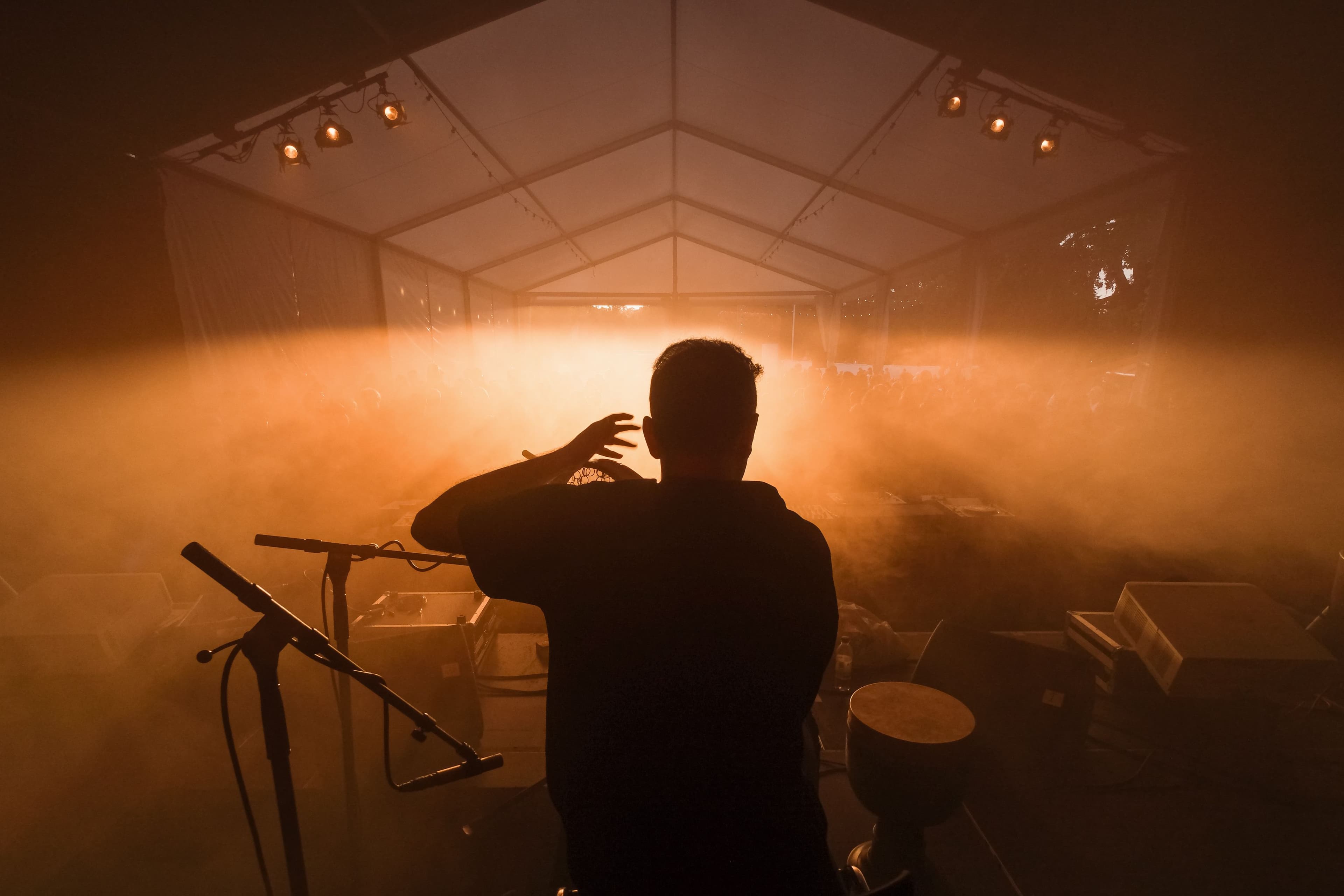 En artist syns bakifrån i motljus på Malmöscenen på Malmöfestivalen.