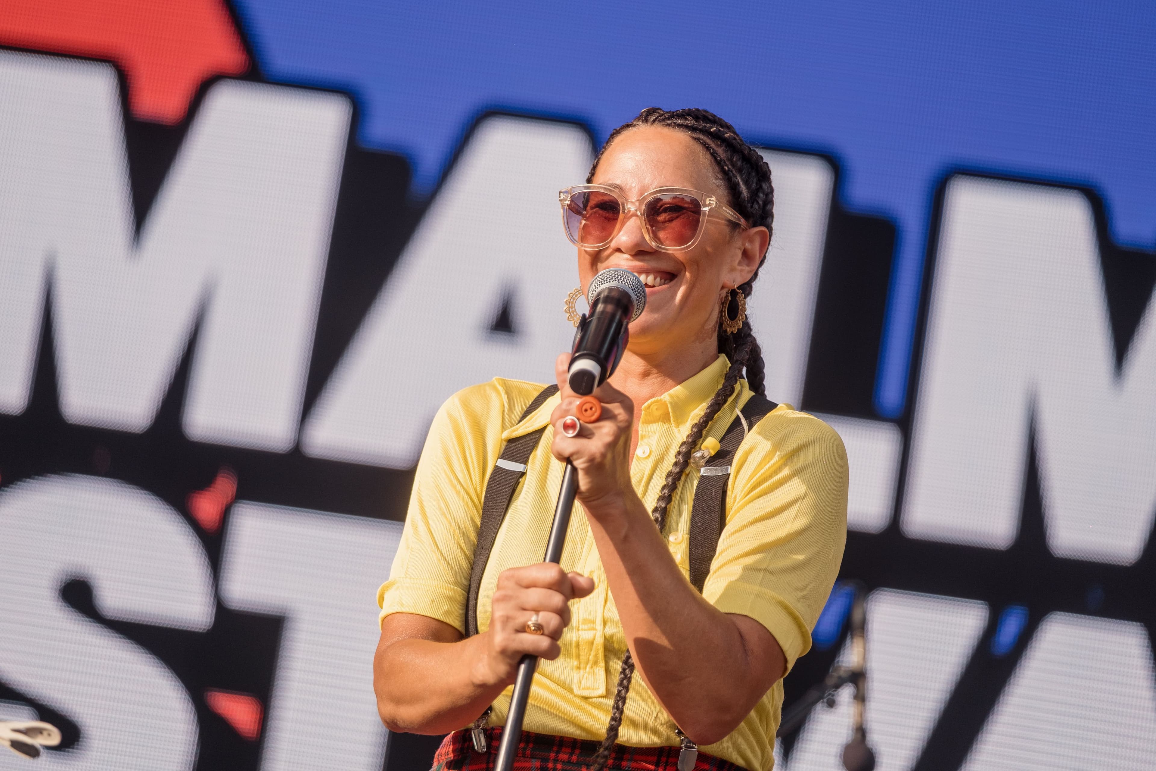 Artisten Miriam Aïda sjunger på en scen under Malmöfestivalen.