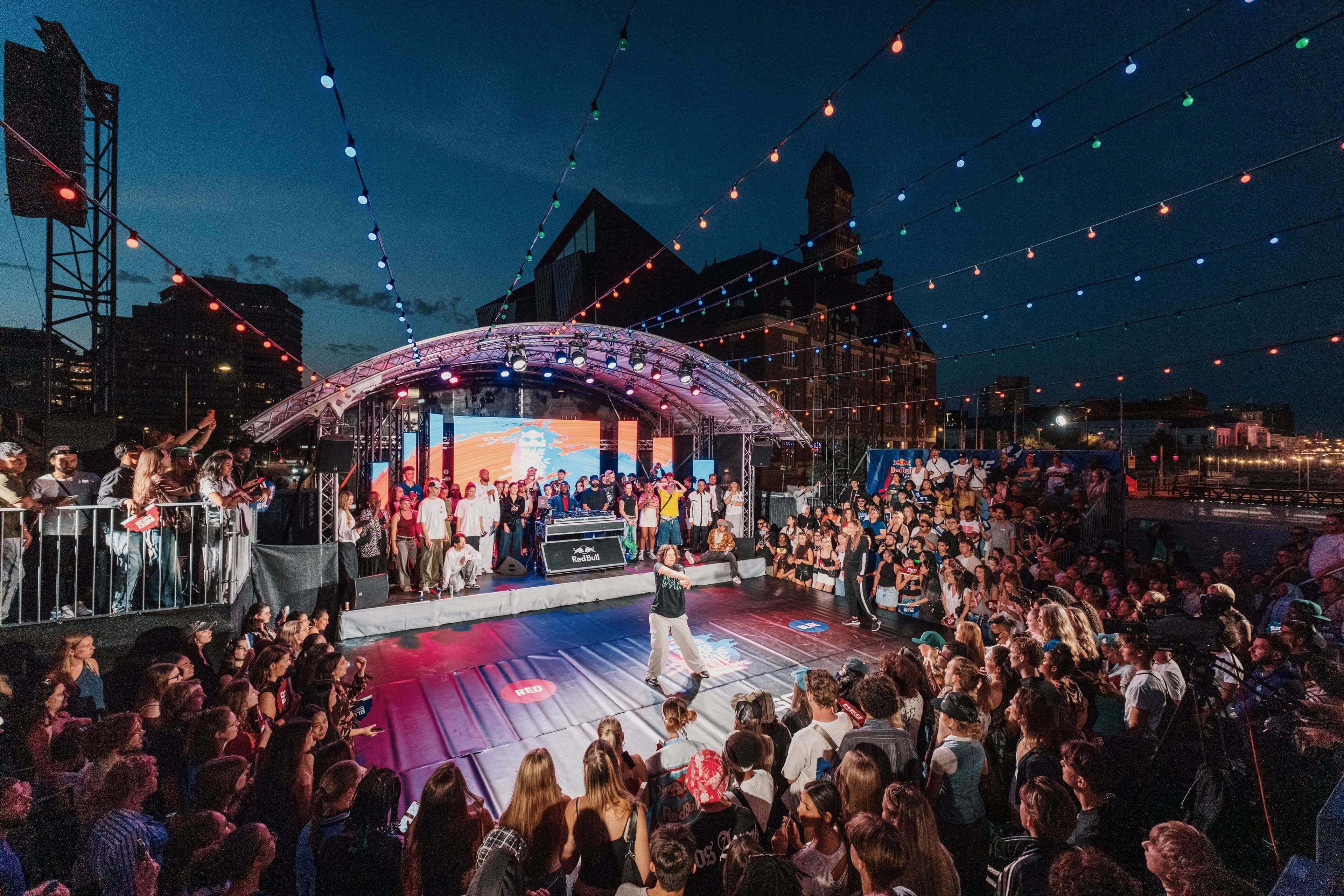 Stor publik kollar ett uppträdande vid Fontänenscenen på Malmöfestivalen.