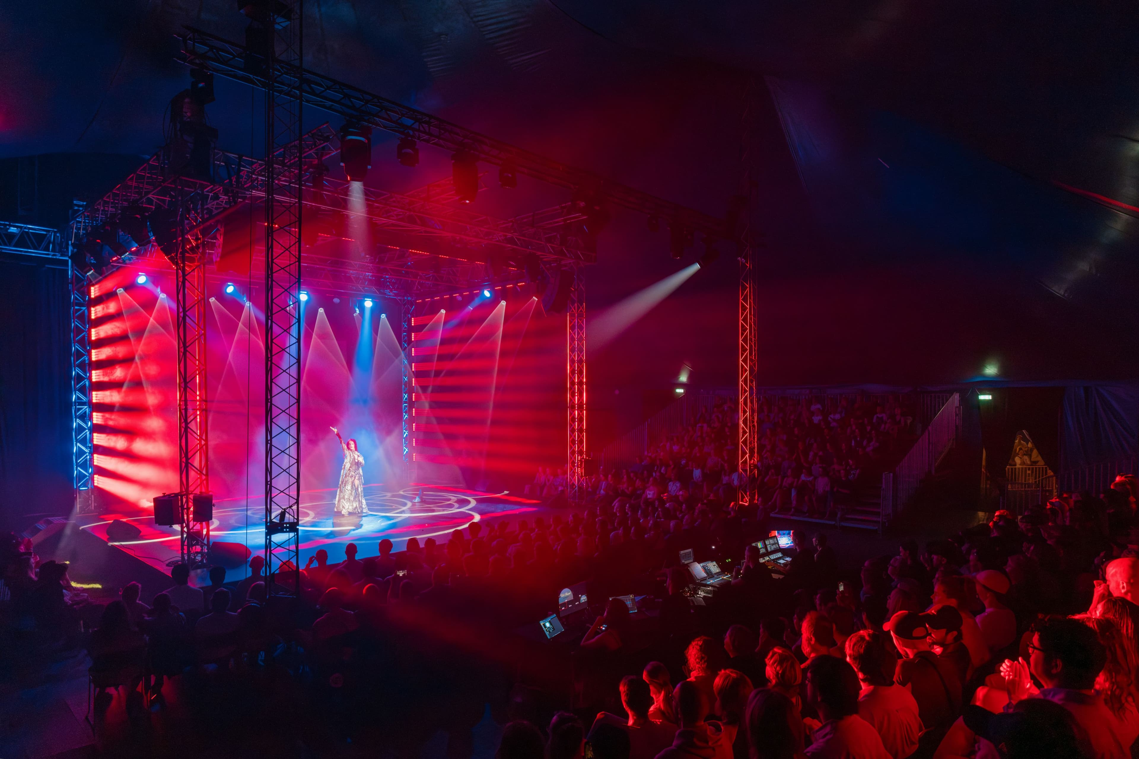 Mycket folk i publiken under ett uppträdande i Manegen på Malmöfestivalen.