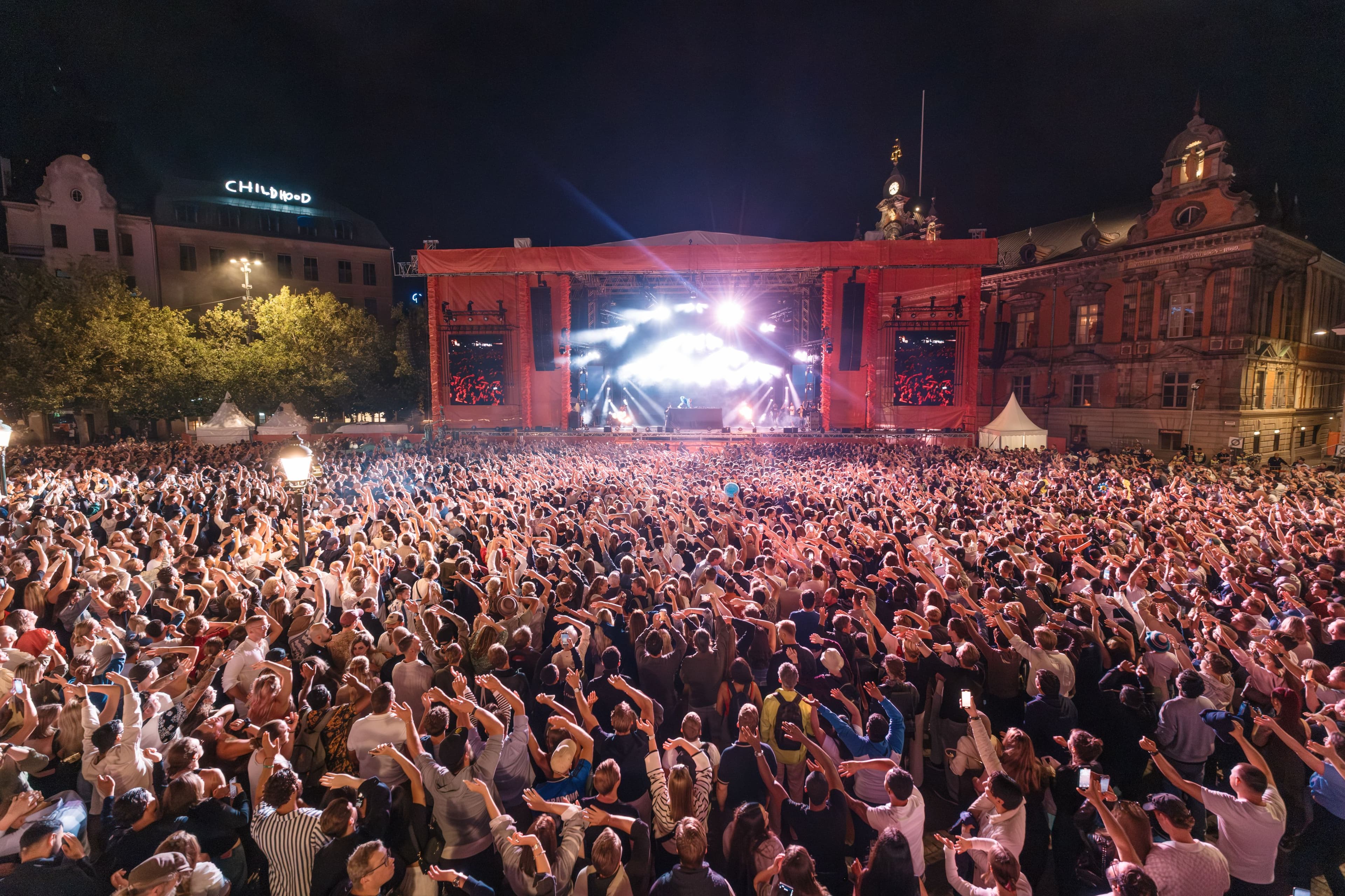 Mycket folk i publiken under ett uppträdande på Stora Scenen på Stortorget på Malmöfestivalen.