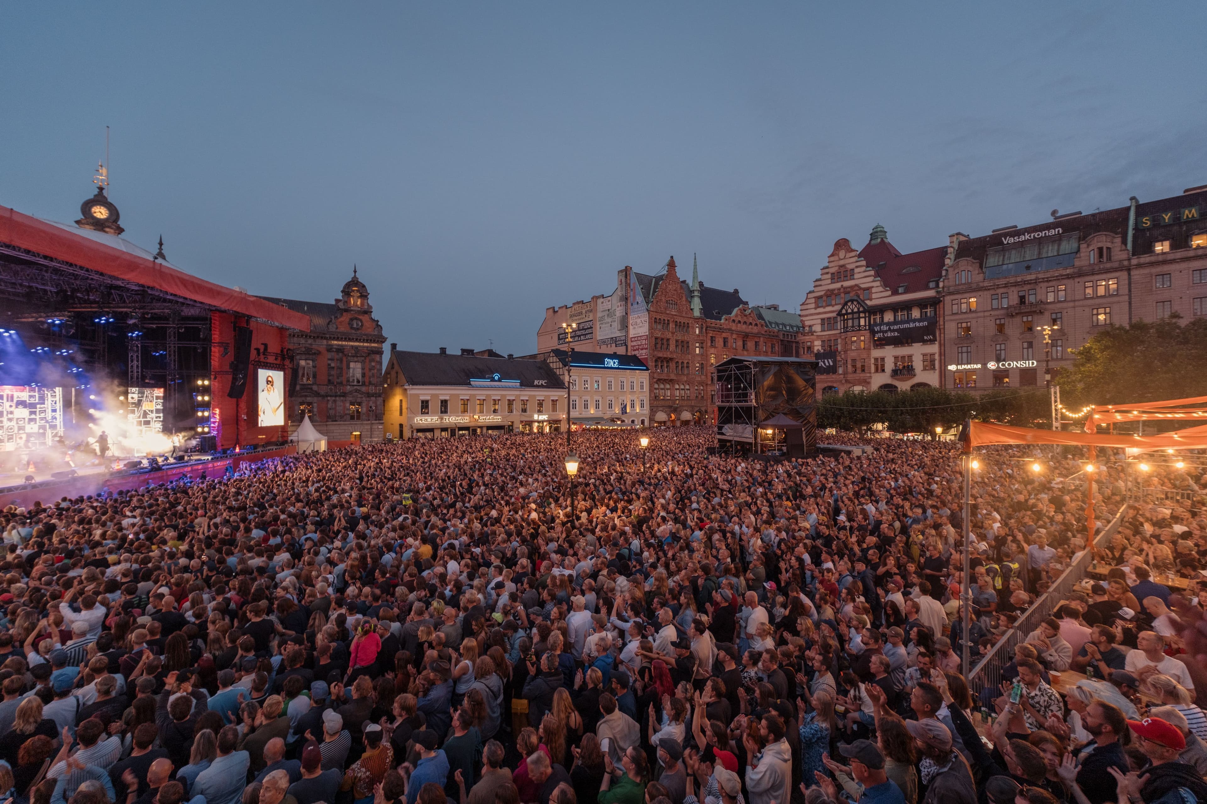 Mycket folk i publiken under ett uppträdande på Stora Scenen på Stortorget på Malmöfestivalen.