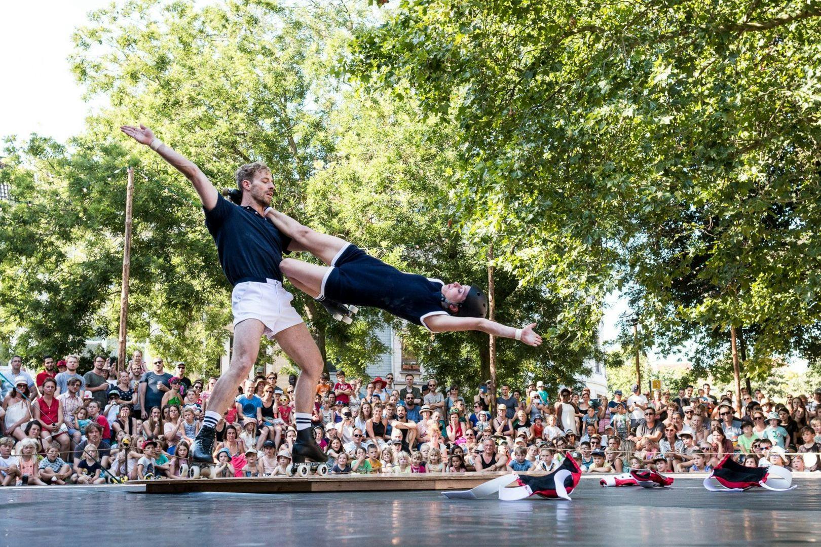 Les Patineurs/15Feet6